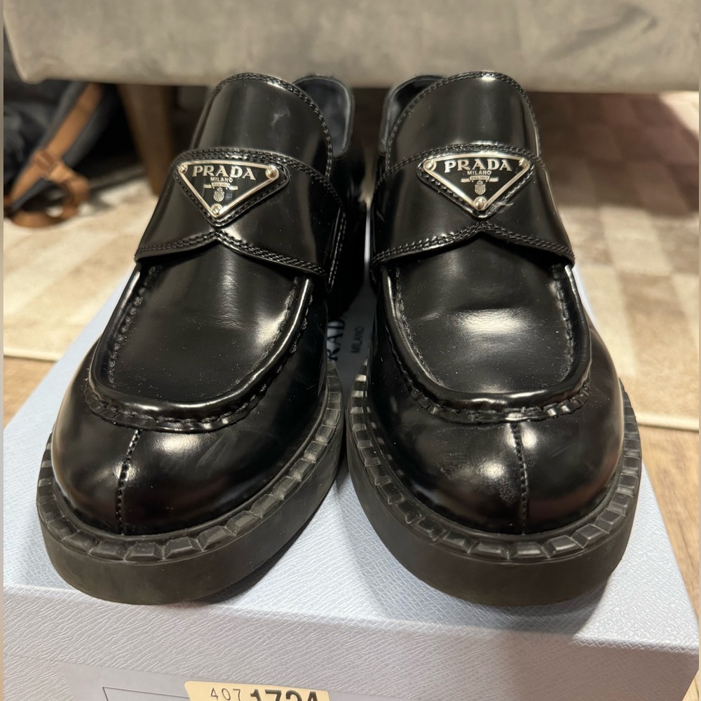 PRADA chocolate patent leather loafers in black, size 39